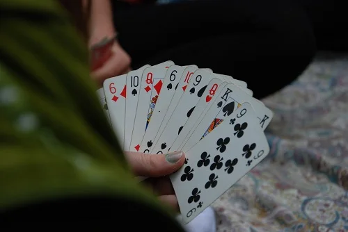 Parmi les activités ludiques pour seniors : jouer aux cartes