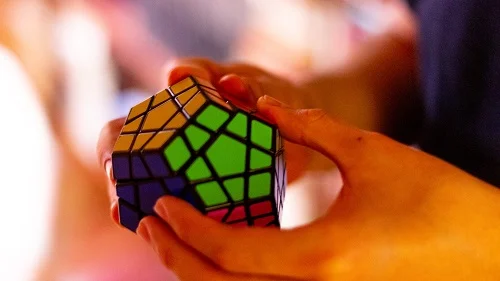 Le rubik's cube fait partie des exercices de mémoire et cognitifs