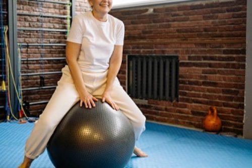 Exercices de gym avec ballon pour seniors