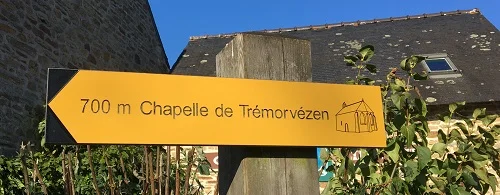 La chapelle de Trémorvézen - panneau de direction
