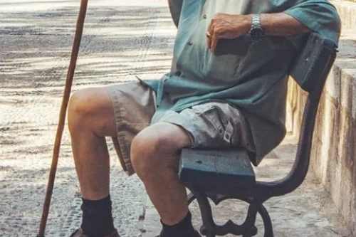 Personne âgée qui ne tient plus sur ses jambes