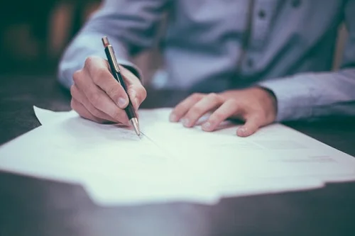 comment lire un contrat d'assurance avant de signer ?