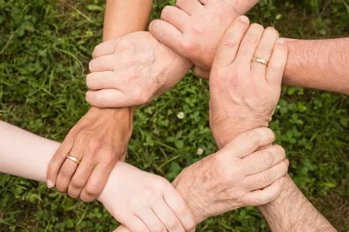 Comment rassurer une personne âgée ? 16 conseils pratiques