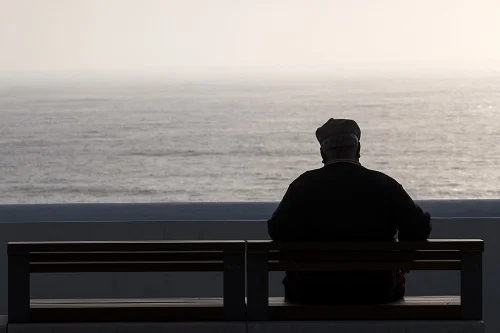 la solitude et l'isolement menacent la santé des personnes âgées