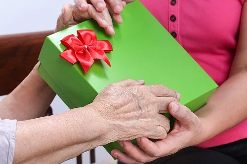 des cadeaux pour personnes âgées