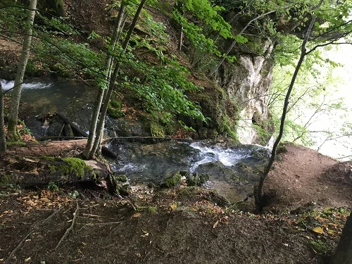 L'eau de la source moulin Marquis tombe dans le vide pour former une cascade