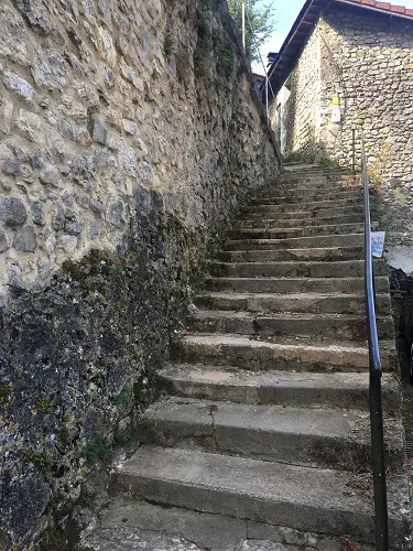 Au bout de la route, il faut monter un escalier