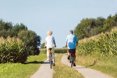 Faire du vélo pour une personne âgée : le guide complet